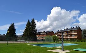 Amplio Apartamento en Llivia con piscina